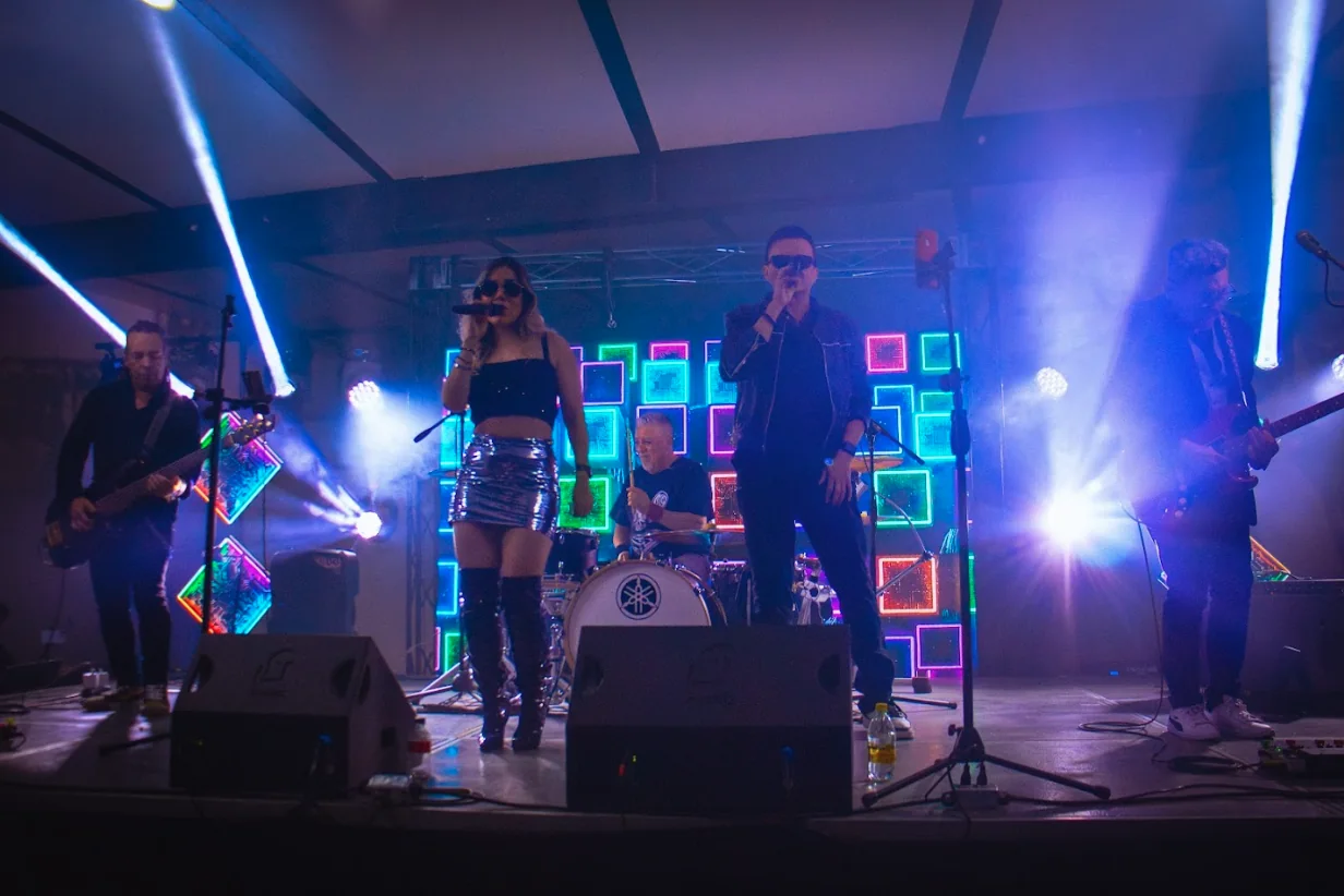 Diseño escenográfico con iluminación para show en vivo